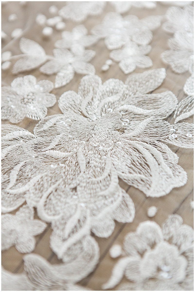 Romantischer Braut Spitzenstoff mit Blumenmuster/ Pailletten bestickte Blütenspitze/ Hochzeitskleid Spitze/ Spitzenstoff// L17-084