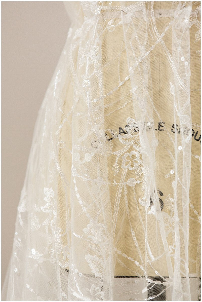 Pailletten Spitzenstoff, Pailletten bestickte Blütenspitze, Hochzeitskleid Spitze, weich bestickter Spitzenstoff, Braut Spitzenstoff// L17-083