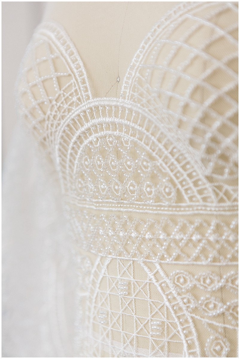 Schwerer Perlen Spitzenstoff für Brautkleider/ Französische Perlenspitze Off-White/ geometrischer Spitzenstoff/ Braut Perlenspitze// L17-079