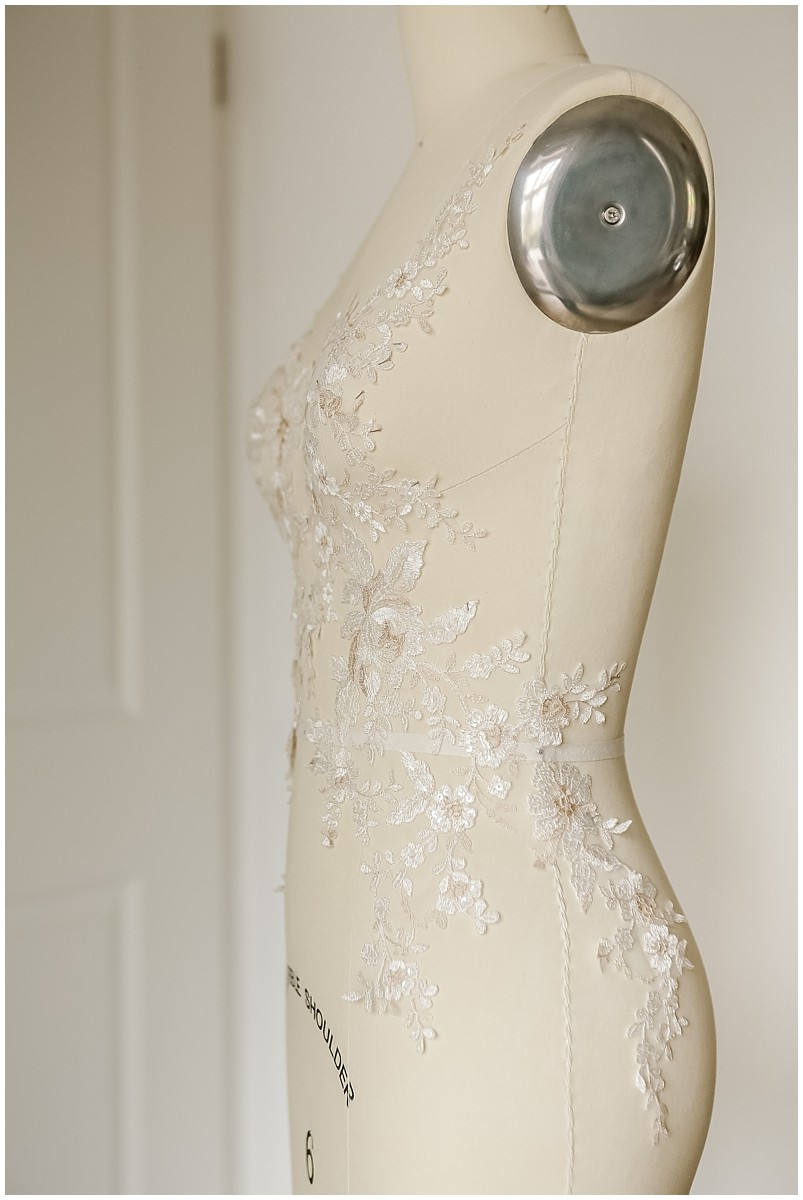 IVORY+NUDE Spitzenblume Applikation, gespiegelte Spitzenblumenplatte, Hochzeitskleid Spitze, Spitzenaufnäher, Brautkleid Applikation, Goldspitze// A17-048