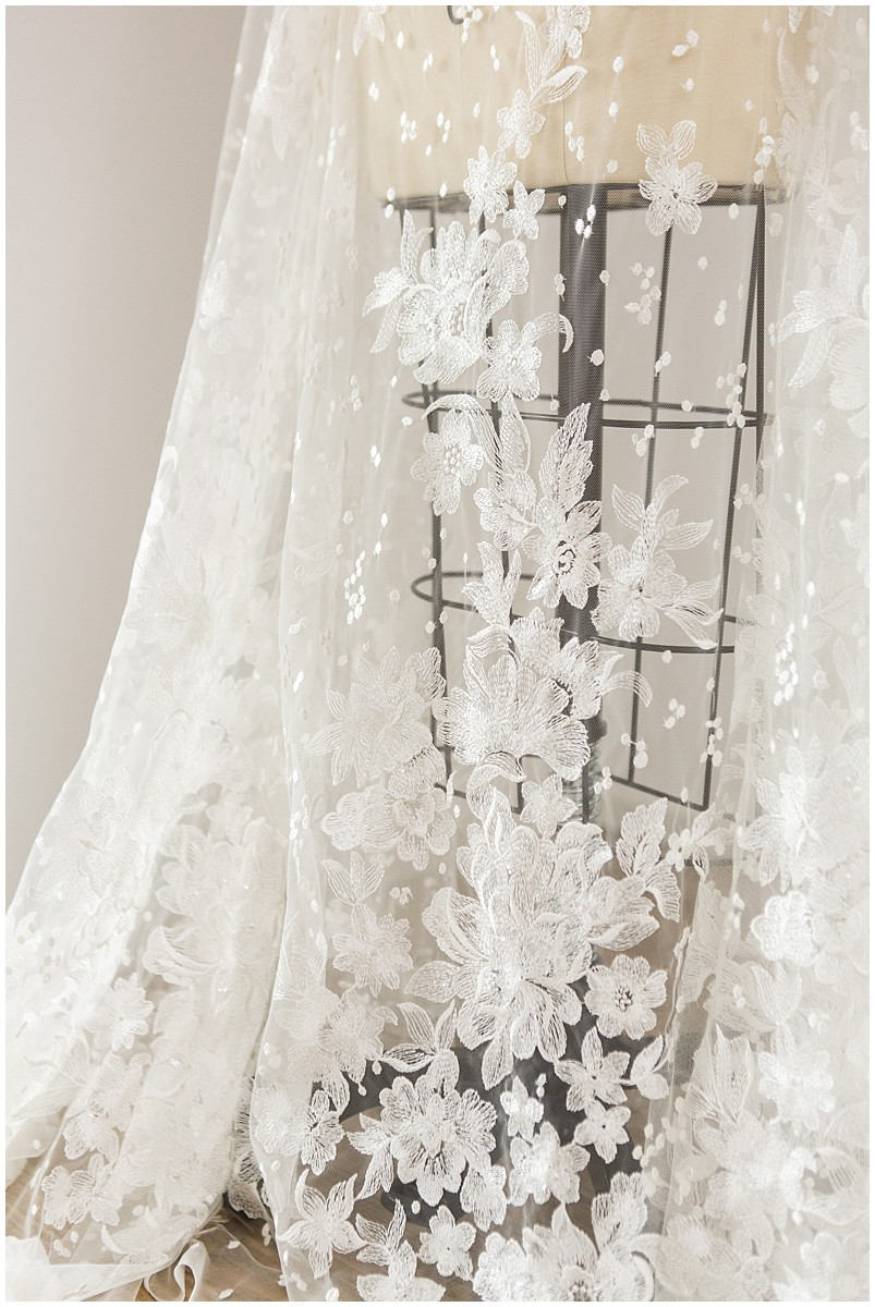 Romantischer Braut Spitzenstoff mit Blumenmuster/ Pailletten bestickte Blütenspitze/ Hochzeitskleid Spitze/ Spitzenstoff// L17-084