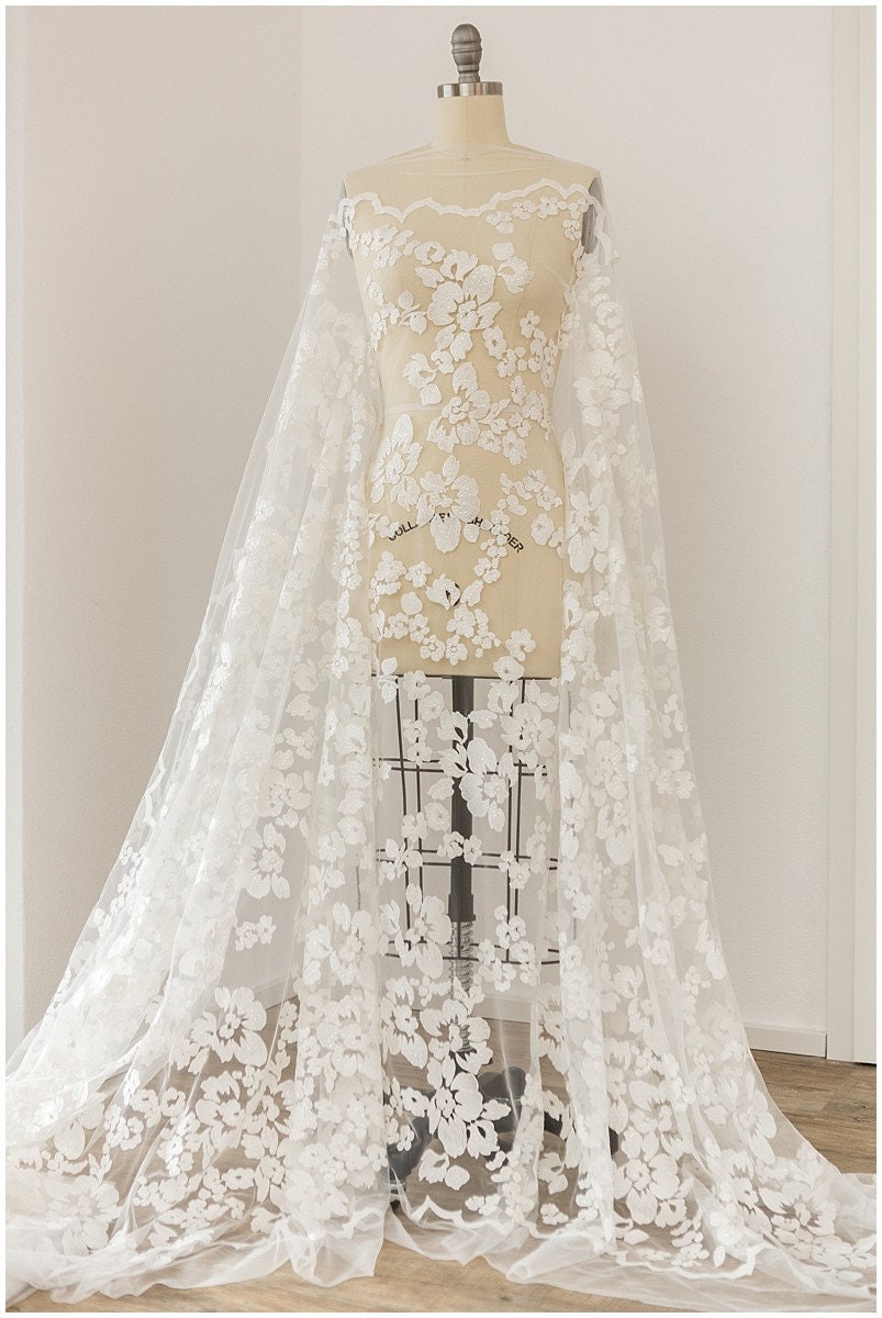 Romantische bestickte Blumenspitze/ Braut Spitzenstoff Off-White/ Hochzeitskleid Spitzenstoff/ Pailletten Blumenspitze/ Brautspitze// L17-113