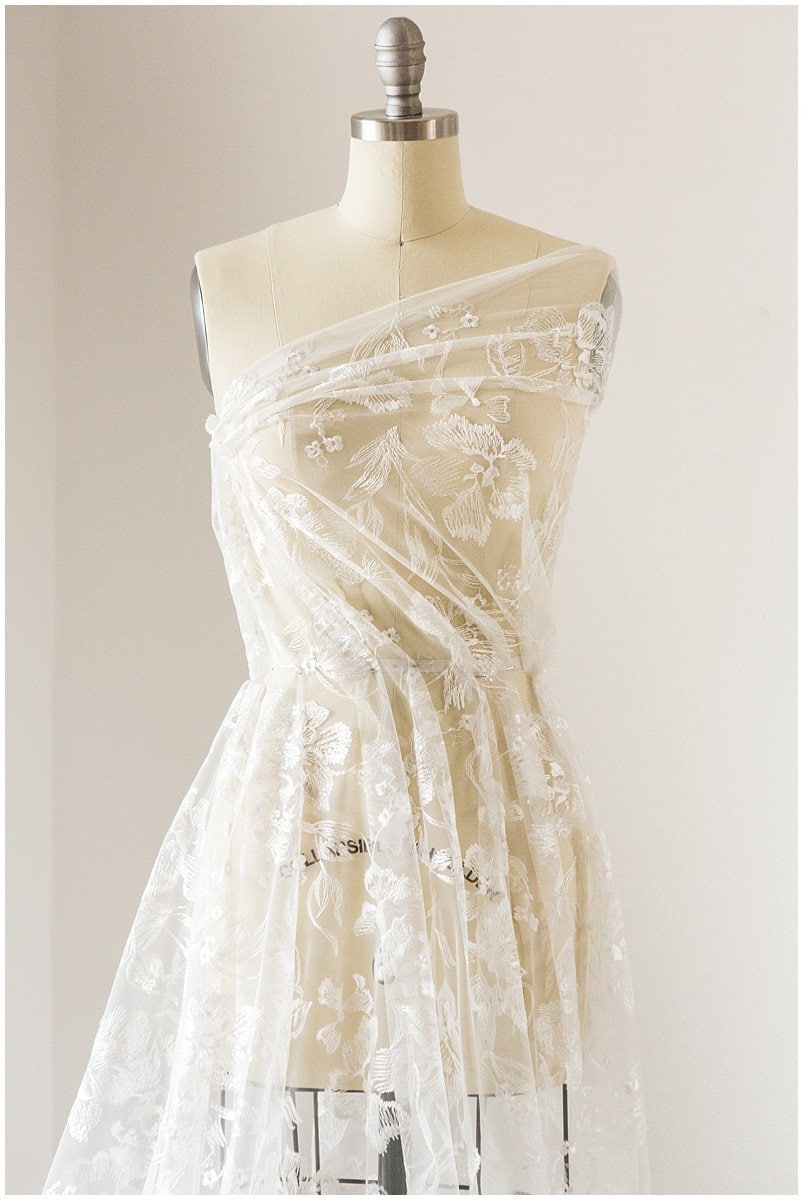 Romantischer Braut Spitzenstoff Off-White/ Pailletten bestickte Blütenspitze/ Hochzeitskleid Spitze/ bestickte Spitze// L17-094