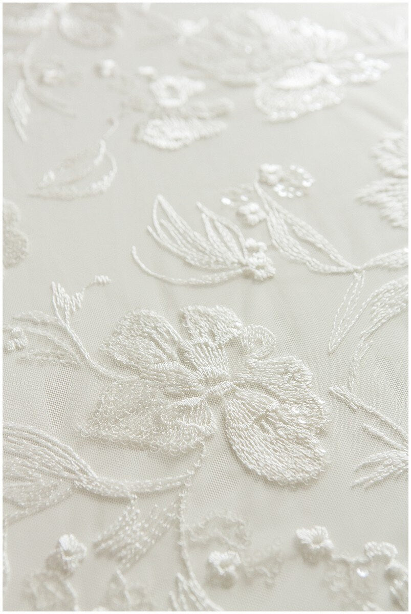Romantischer Braut Spitzenstoff Off-White/ Pailletten bestickte Blütenspitze/ Hochzeitskleid Spitze/ bestickte Spitze// L17-094
