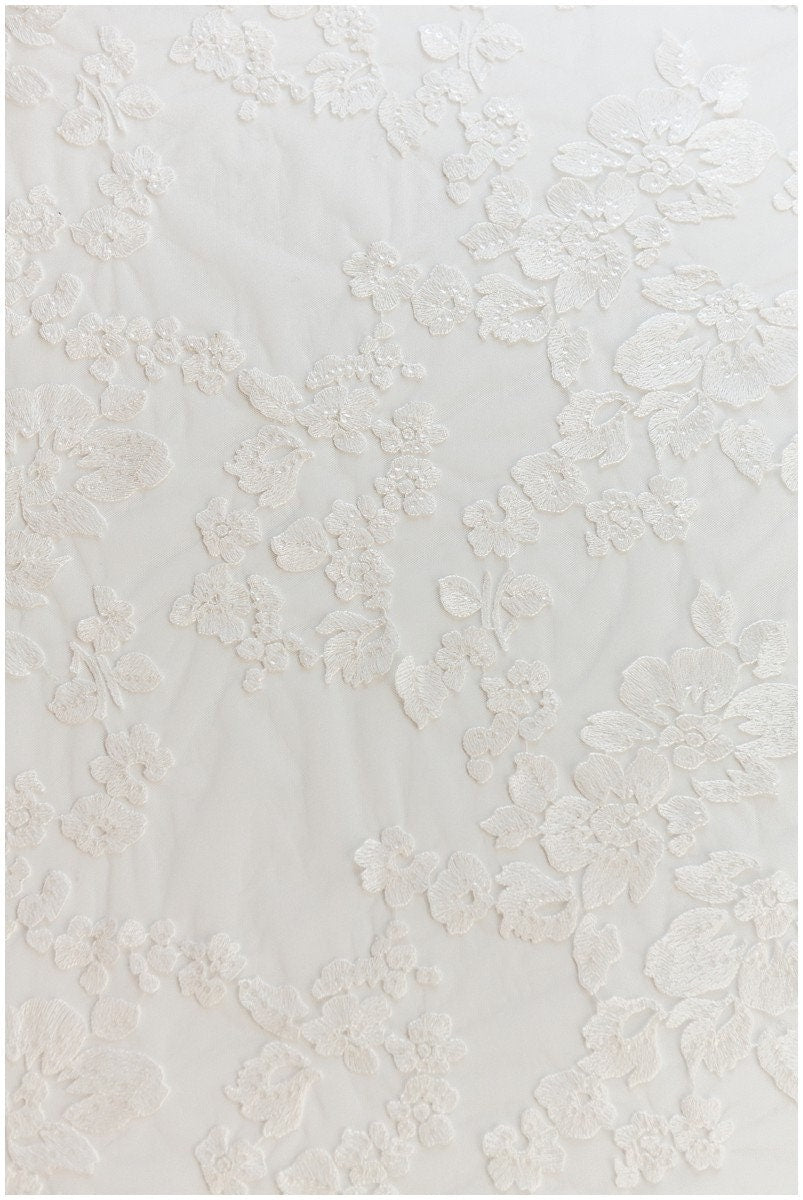 Romantische bestickte Blumenspitze/ Braut Spitzenstoff Off-White/ Hochzeitskleid Spitzenstoff/ Pailletten Blumenspitze/ Brautspitze// L17-113