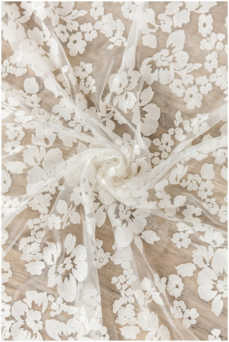 Romantische bestickte Blumenspitze/ Braut Spitzenstoff Off-White/ Hochzeitskleid Spitzenstoff/ Pailletten Blumenspitze/ Brautspitze// L17-113