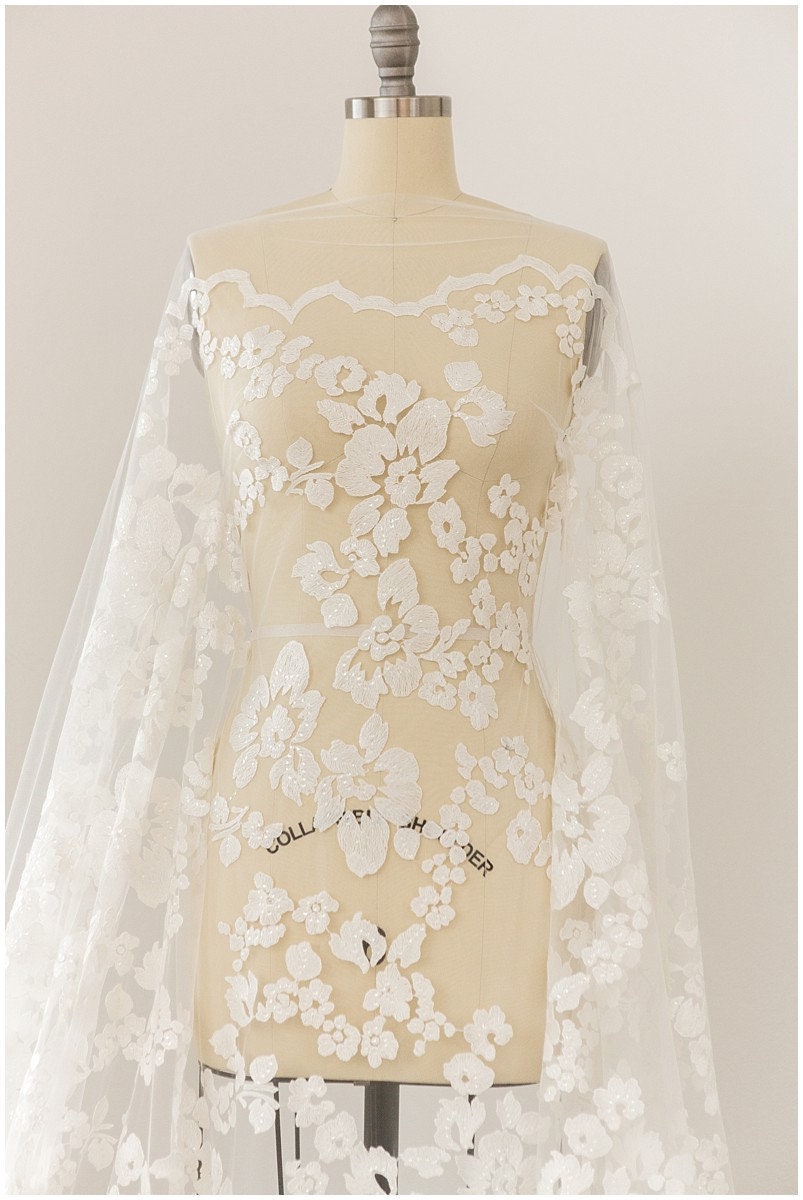 Romantische bestickte Blumenspitze/ Braut Spitzenstoff Off-White/ Hochzeitskleid Spitzenstoff/ Pailletten Blumenspitze/ Brautspitze// L17-113
