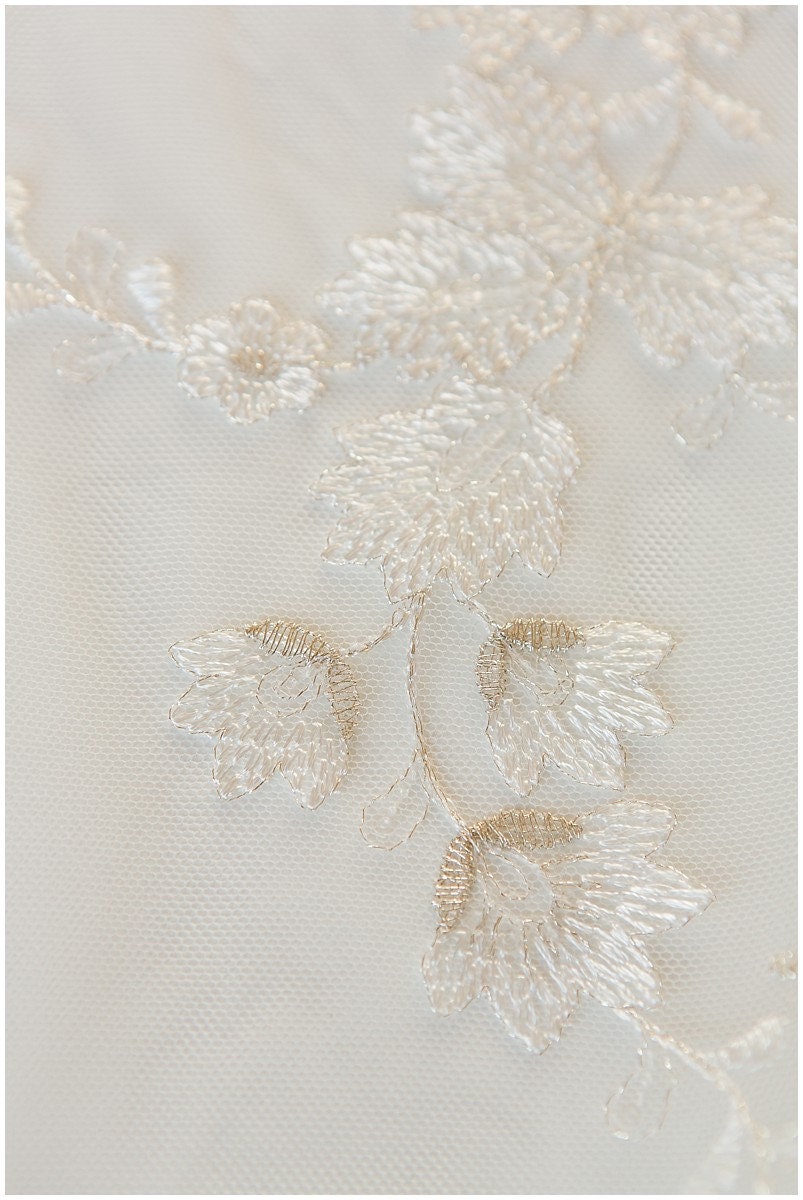 Weicher Blüten Spitzenstoff Off-White Silber/ Braut Spitzenstoff/ Hochzeitskleid Spitzenstoff mit Pailletten/ florale Spitze// L17-101