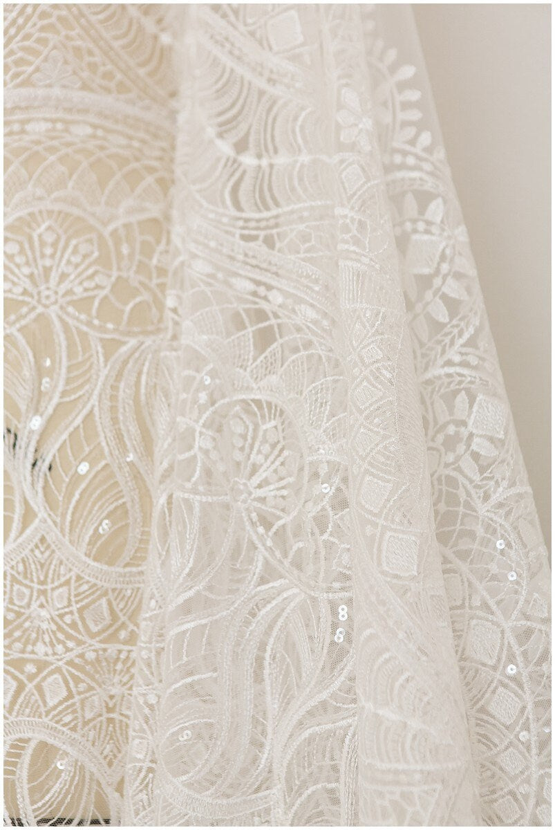 Wunderschöner Boho Spitzenstoff/ Braut Spitze Off-White/ Hochzeitskleid Spitzenstoff mit Pailletten/ Boho Braut Spitze// L17-103