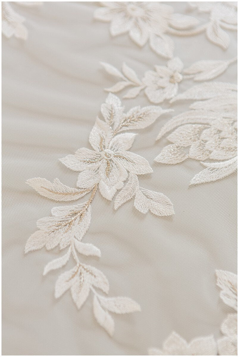 Romantischer Blumen Spitzenstoff Off-White/ Blumen Brautspitze/ bestickte florale Brautspitze/ Hochzeitskleid Spitze// L17-138