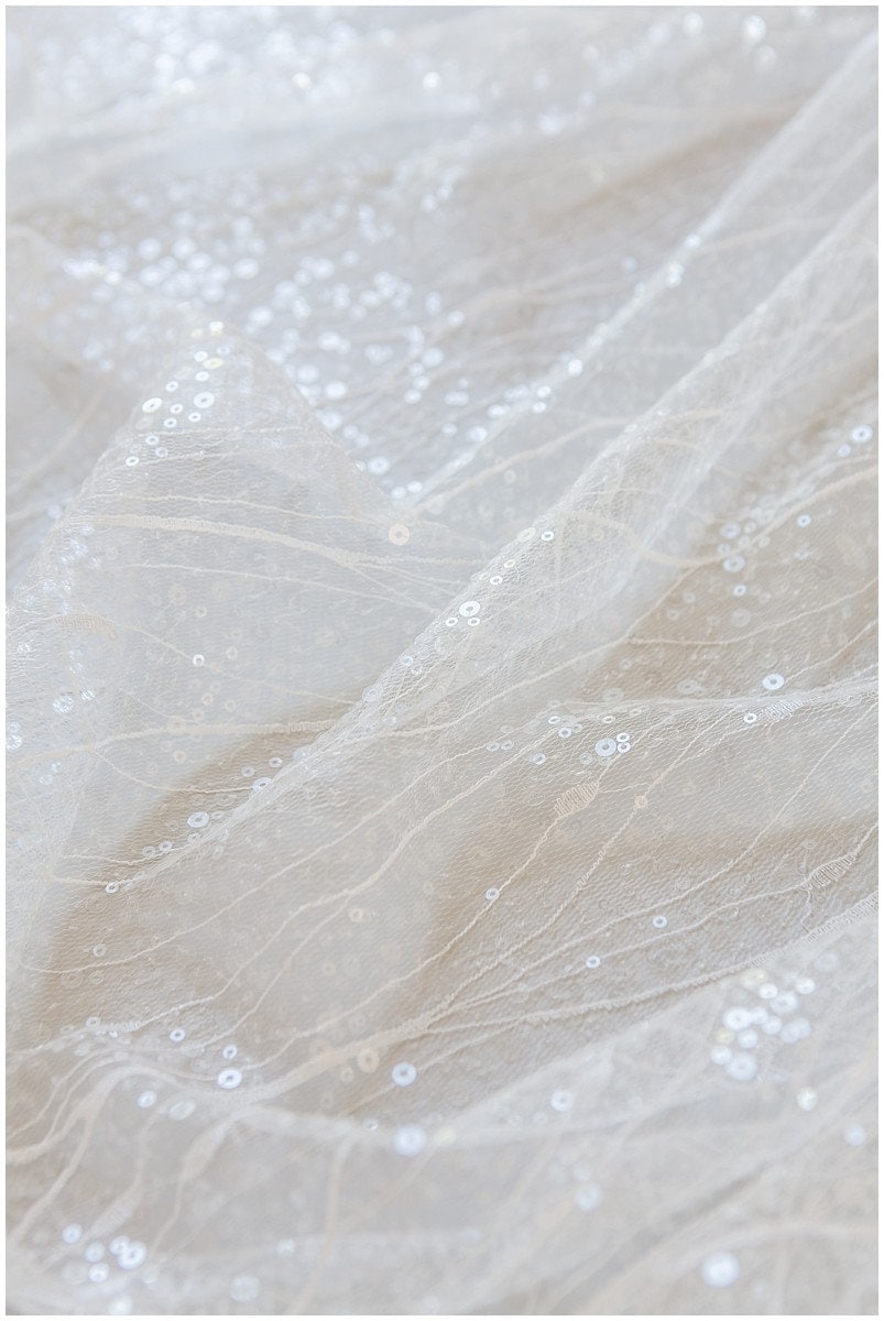 Paillettenspitze Off-White/ Braut Spitze mit Pailletten/ Spitzenstoff mit Wellenmuster// L17-139