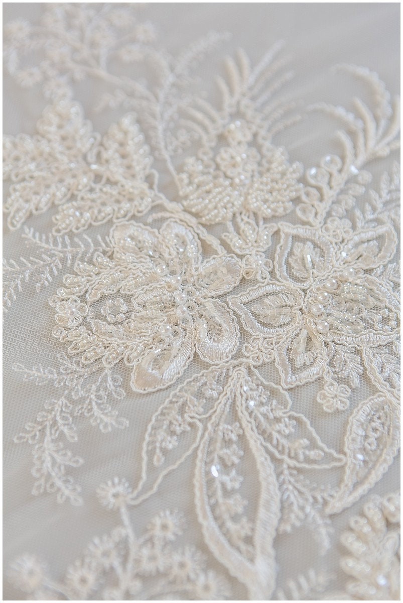 Schwere Perlen Brautspitzenstoff Off-White/ Perlen Spitze Stoff für Brautkleider/ Perlenspitzenstoff/ Blumen Spitze// L17-143