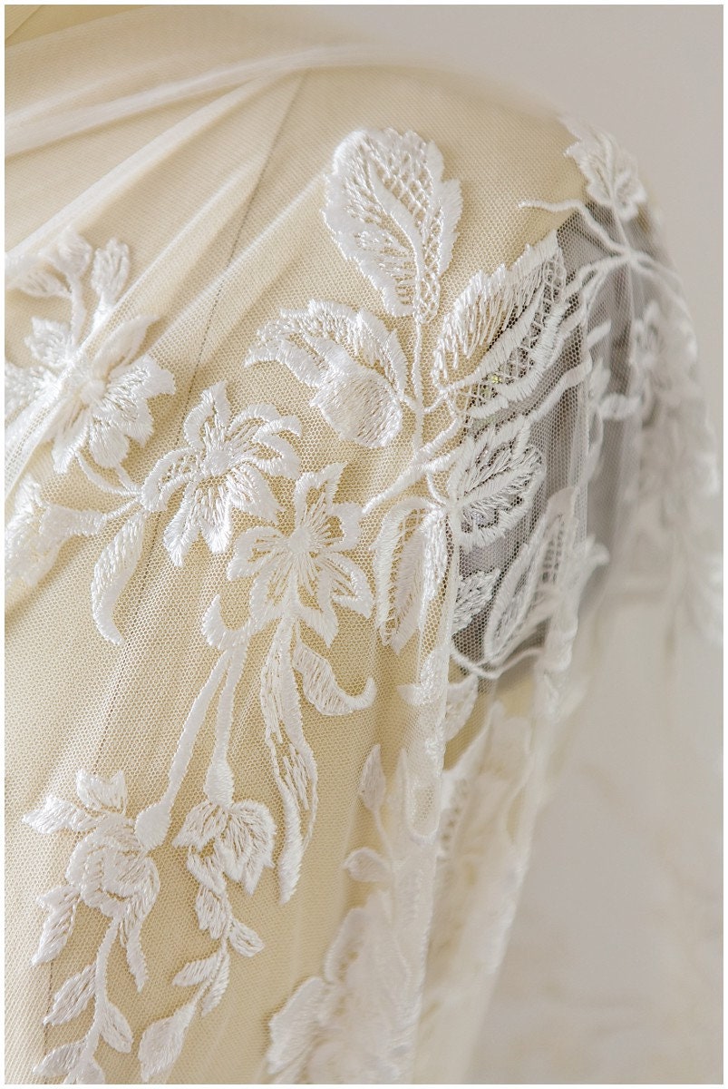 Blumen Spitzenstoff Off-White/ Braut Blumenspitze/ Brautkleid Spitzenstoff/ bestickter Spitzenstoff/ Spitzenschleier// L17-149
