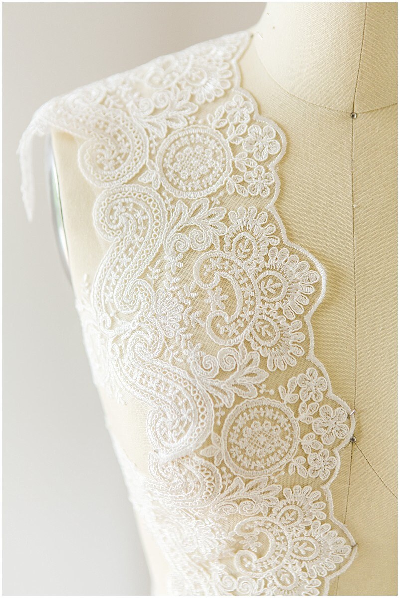Lace trim off-white/ elegant bridal lace trim/ veil lace trim/ lace embroidery/ wedding dress lace trim// T17-045