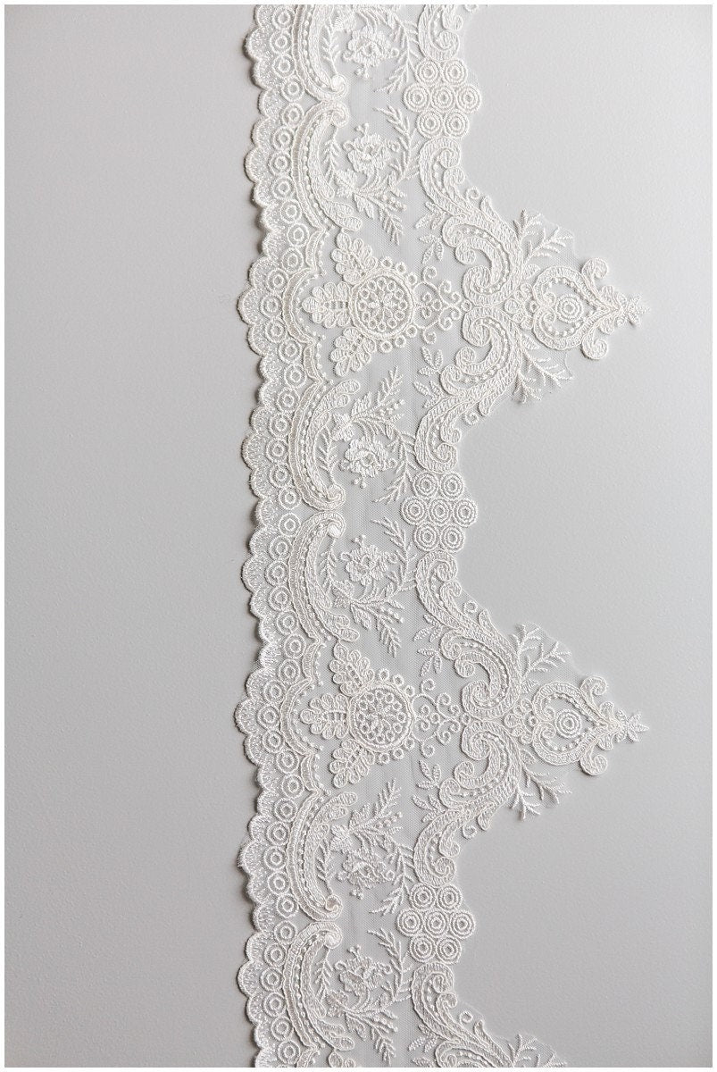 Off-White lace trim/ veil lace trim/ bridal lace trim/ embroidered lace trim/ bridal lace trim// T17-047