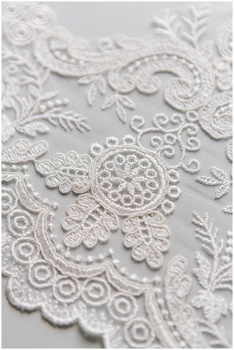 Off-White lace trim/ veil lace trim/ bridal lace trim/ embroidered lace trim/ bridal lace trim// T17-047