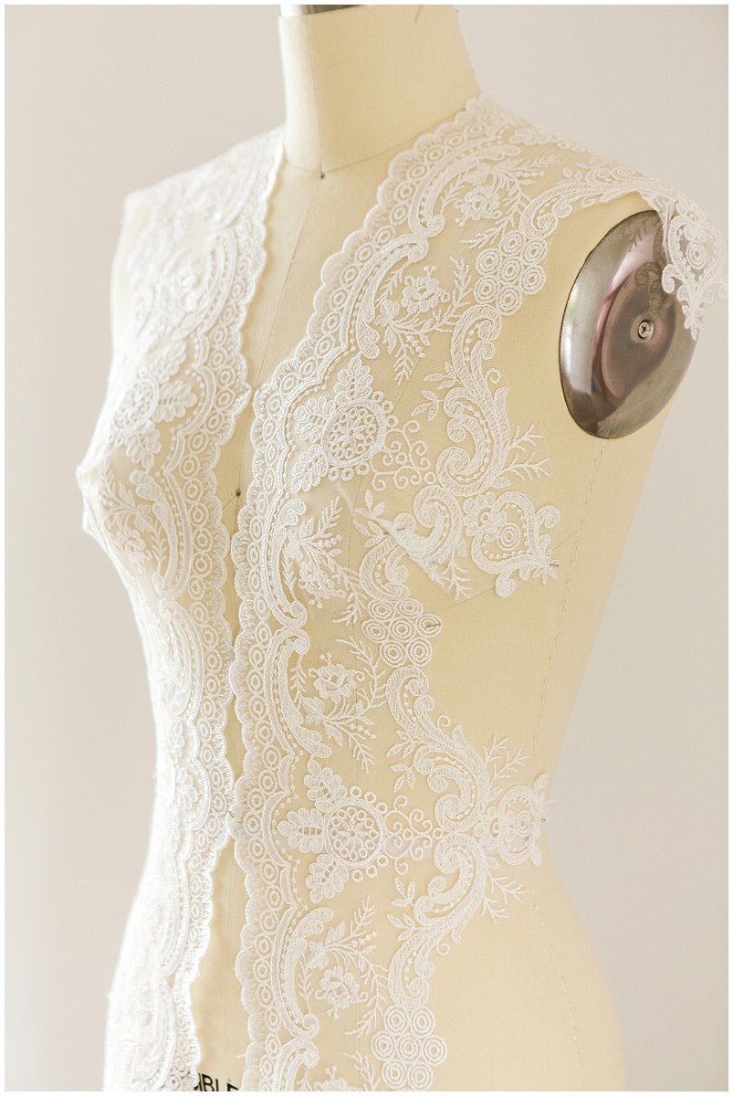Off-White lace trim/ veil lace trim/ bridal lace trim/ embroidered lace trim/ bridal lace trim// T17-047