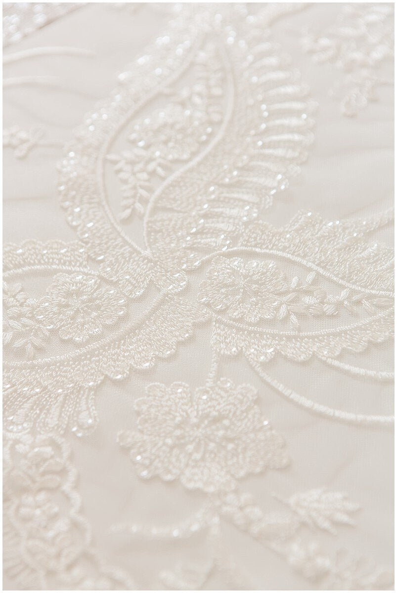 Moderner Braut Spitzenstoff Off-White/ bestickte Boho Spitze/ Hochzeitskleid Spitzenstoff/ Blumenspitze mit Pailletten// L17-129