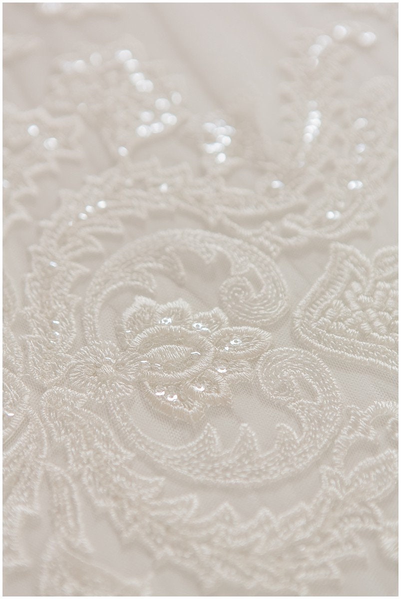 Bestickter Spitzenstoff Off-White/ Boho Brautkleid Spitzenstoff/ bestickte Spitze/ Ornament Brautspitze/ florale Spitze// L17-133