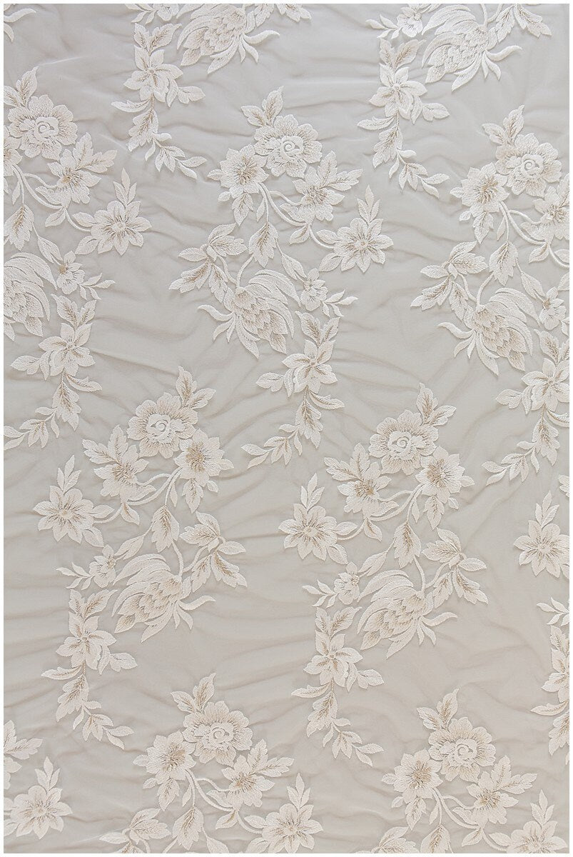 Romantischer Blumen Spitzenstoff Off-White/ Blumen Brautspitze/ bestickte florale Brautspitze/ Hochzeitskleid Spitze// L17-138