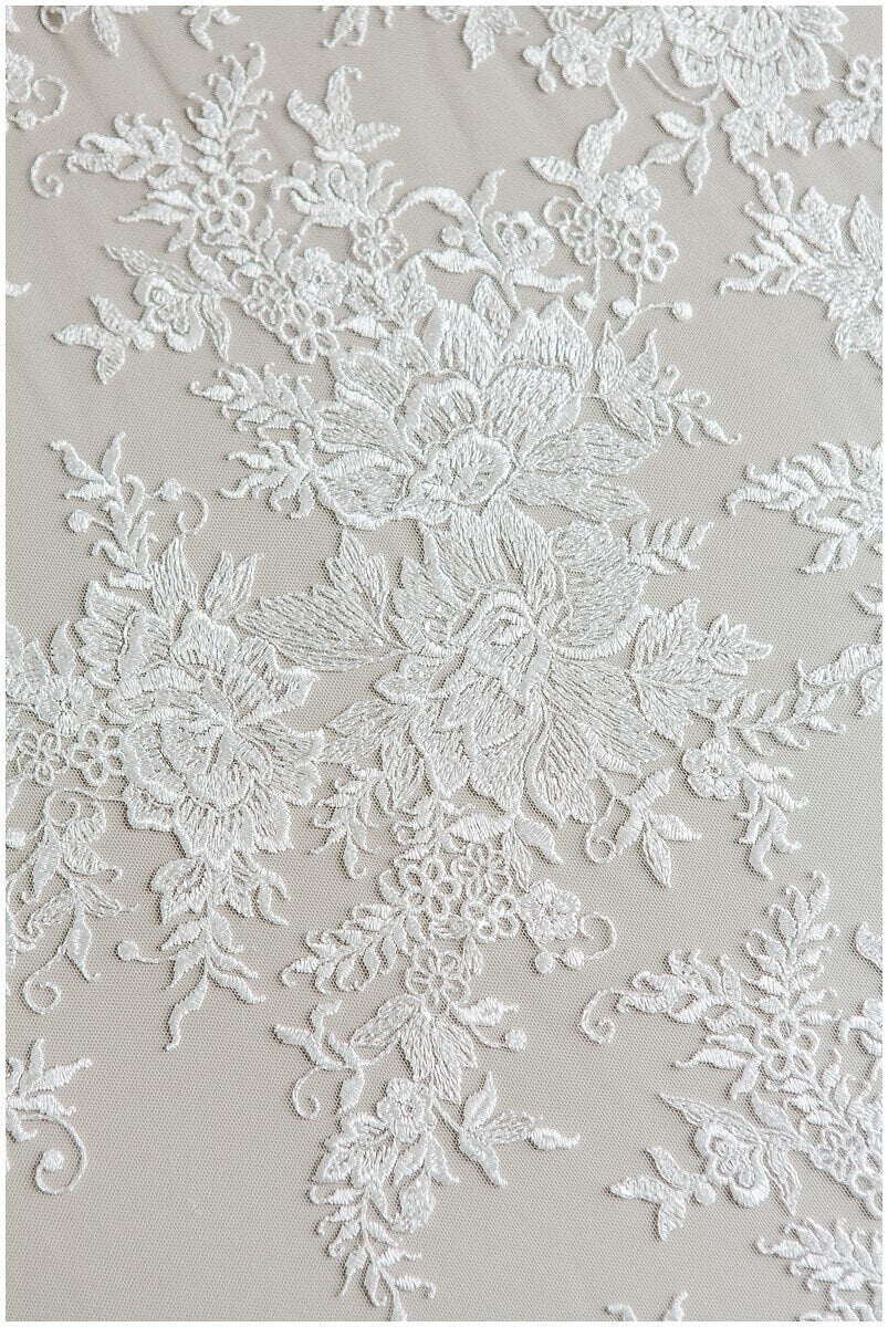 Romantischer Blumen Spitzenstoff/ Braut Spitzenstoff Off-White/ Pailletten Spitze/ bestickter Spitzenstoff/ Spitzenschleier// L17-150