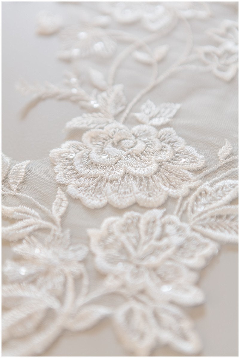 A17-123 / Romantische BlumenSpitze Applikation, Blumen Applikation, SpitzenBlume Aufnäher, Hochzeitskleid Spitze, Hochzeitskleid Spitzenapplikation, Brautspitze