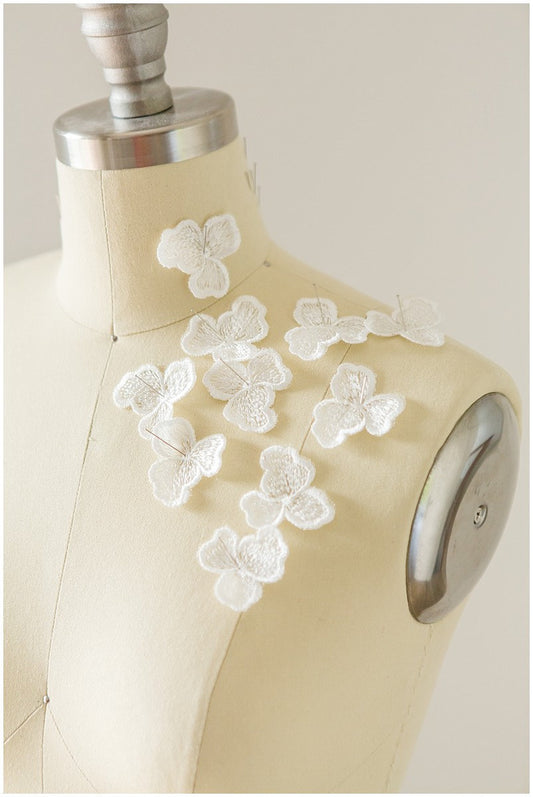 10 pièces. Fleurs de dentelle 3D pour la couture/ applique de fleurs 3D/ appliques de dentelle de robe de mariée// A17-114