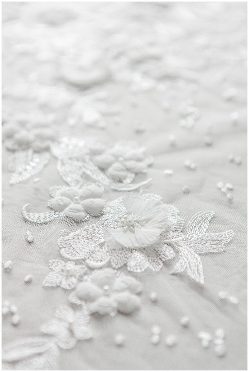Weiche 3D-Blütenspitze/ 3D Perlenspitze/ Braut Spitzenstoff Off-White/ Brautkleid Spitze/ Couture Spitze/ Perlenspitze// L17-151