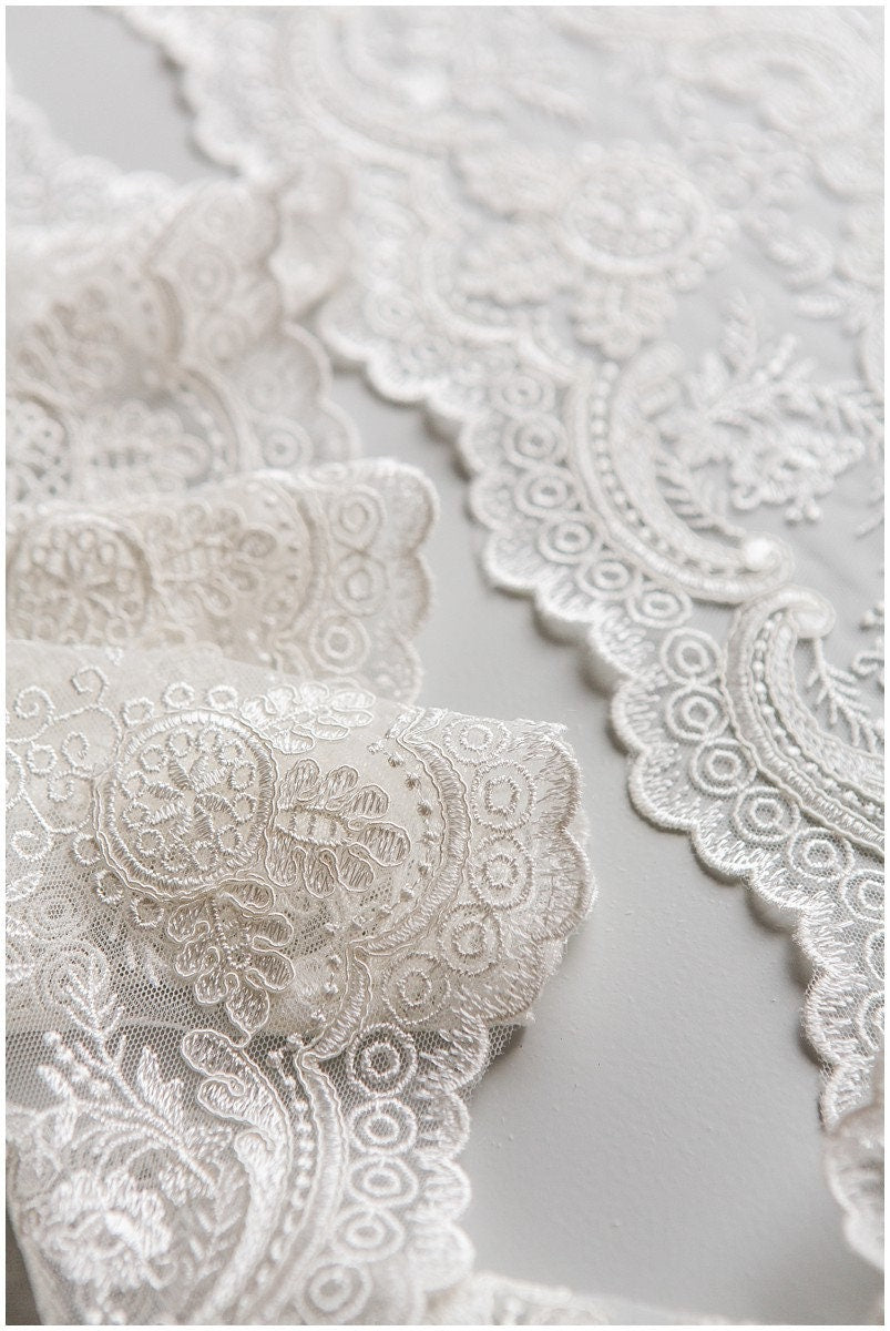 Off-White lace trim/ veil lace trim/ bridal lace trim/ embroidered lace trim/ bridal lace trim// T17-047