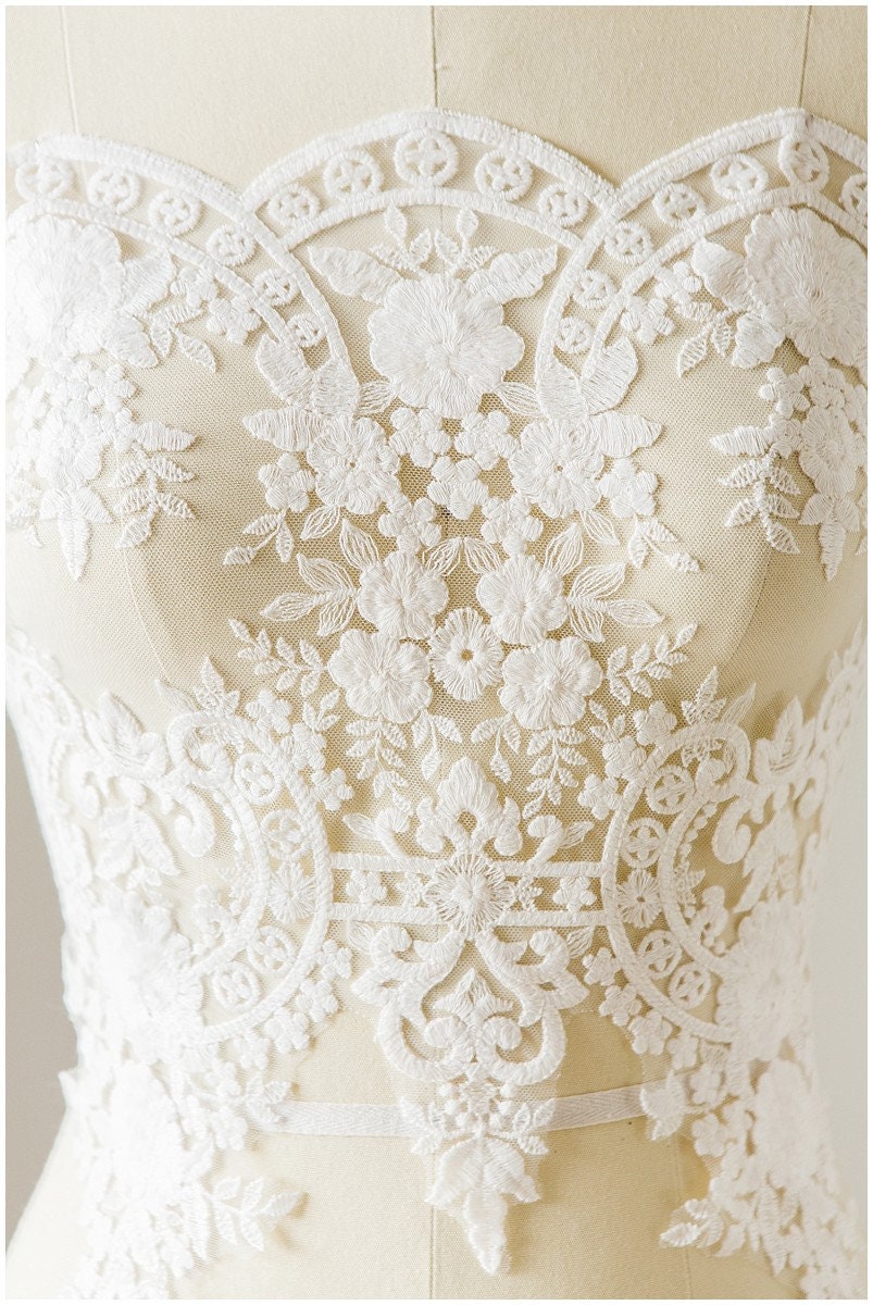 Bridal lace trim off-white/ wedding lace trim/ veil lace/ soft embroidered lace trim/ elegant bridal lace// T17-051