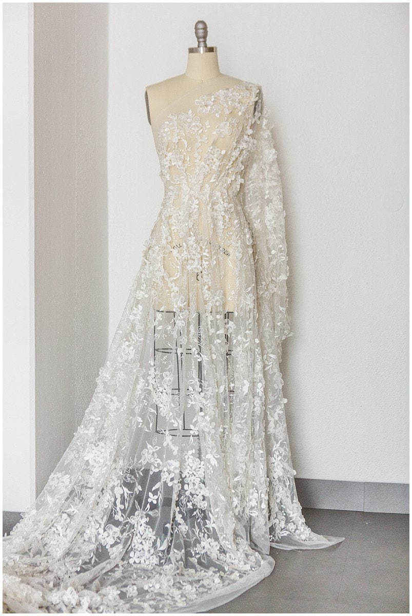 Wunderschöner 3D Spitzenstoff für Brautkleider/ Brautspitze Off-White/ Blumenspitze/ bestickte Spitze/ romantische Braut Spitze// L17-184