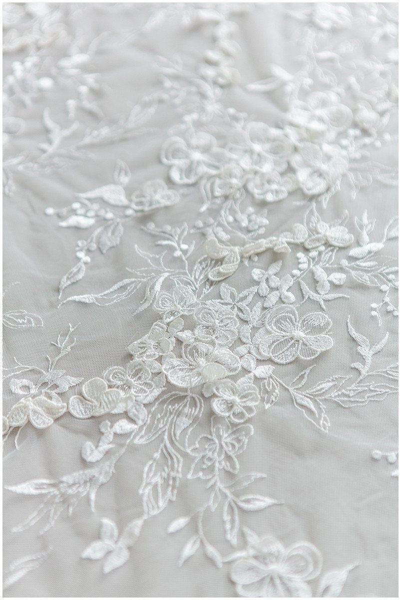 Wunderschöner 3D Spitzenstoff für Brautkleider/ Brautspitze Off-White/ Blumenspitze/ bestickte Spitze/ romantische Braut Spitze// L17-184