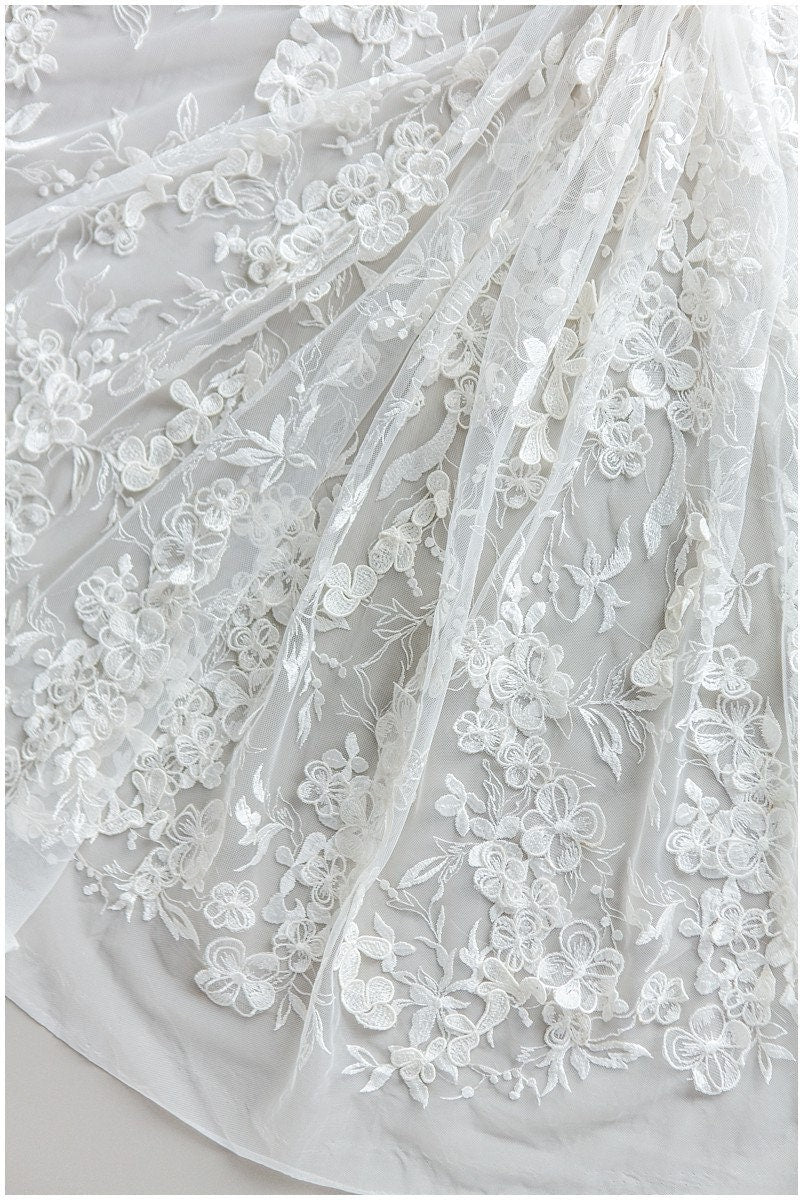 Wunderschöner 3D Spitzenstoff für Brautkleider/ Brautspitze Off-White/ Blumenspitze/ bestickte Spitze/ romantische Braut Spitze// L17-184