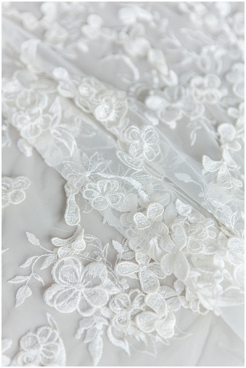 Wunderschöner 3D Spitzenstoff für Brautkleider/ Brautspitze Off-White/ Blumenspitze/ bestickte Spitze/ romantische Braut Spitze// L17-184