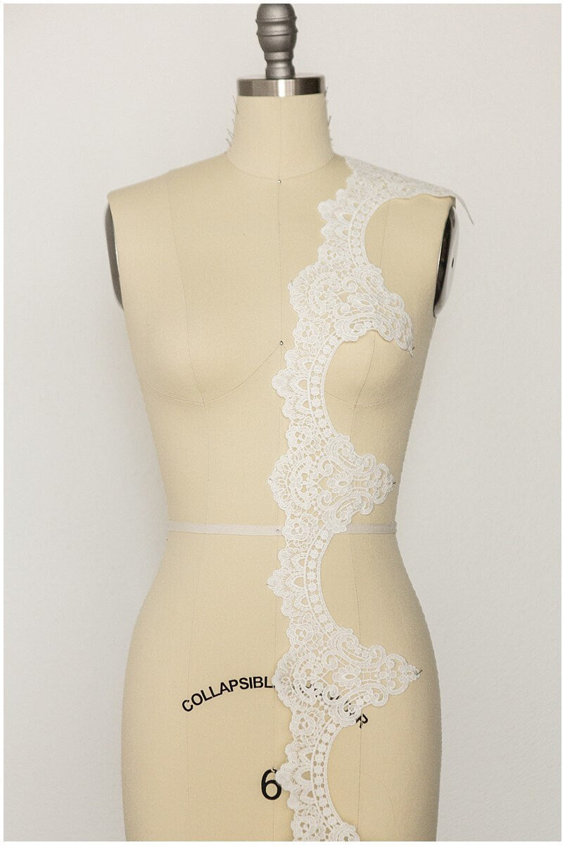 Lace trim off-white/ elegant bridal lace trim/ flower veil lace trim/ wedding dress lace// T17-056