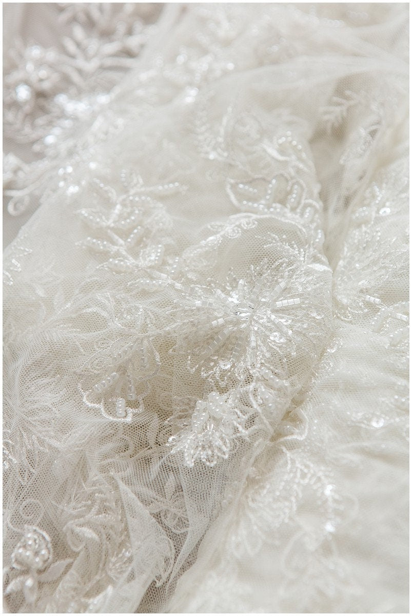 Romantischer handbeaded Spitzenstoff, Brautkleid Stoff, Hochzeitskleid Tüll, Brautspitze, Perlen Spitzenstoff, Blumen Spitze Design// L17-183