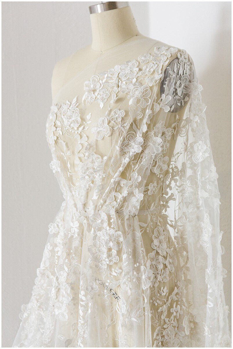 Wunderschöner 3D Spitzenstoff für Brautkleider/ Brautspitze Off-White/ Blumenspitze/ bestickte Spitze/ romantische Braut Spitze// L17-184