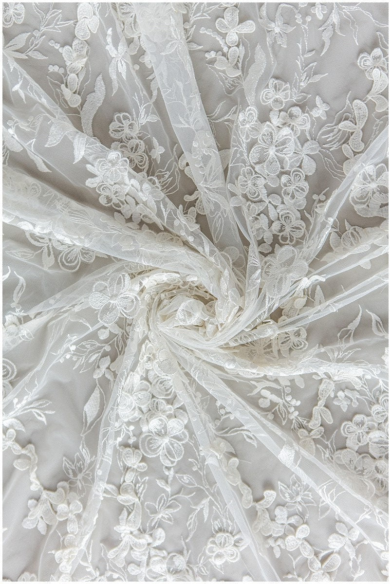 Wunderschöner 3D Spitzenstoff für Brautkleider/ Brautspitze Off-White/ Blumenspitze/ bestickte Spitze/ romantische Braut Spitze// L17-184