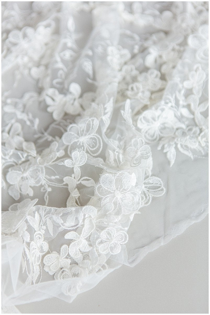 Wunderschöner 3D Spitzenstoff für Brautkleider/ Brautspitze Off-White/ Blumenspitze/ bestickte Spitze/ romantische Braut Spitze// L17-184
