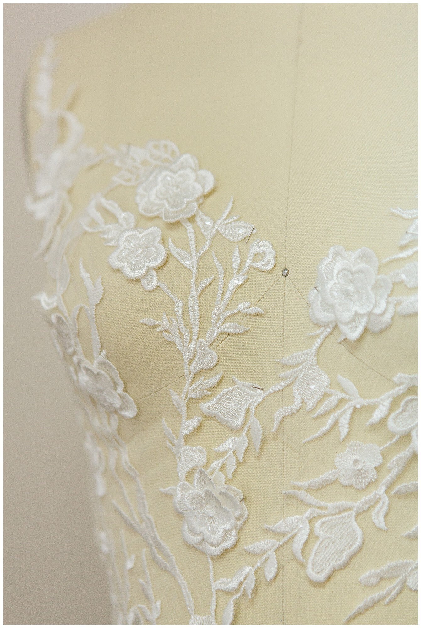 Hochzeitskleid Spitzenapplikation mit Zweigen und 3D Blumen, Spitzenblume für Hochzeitskleid, Brautspitze Applikation// A17-153