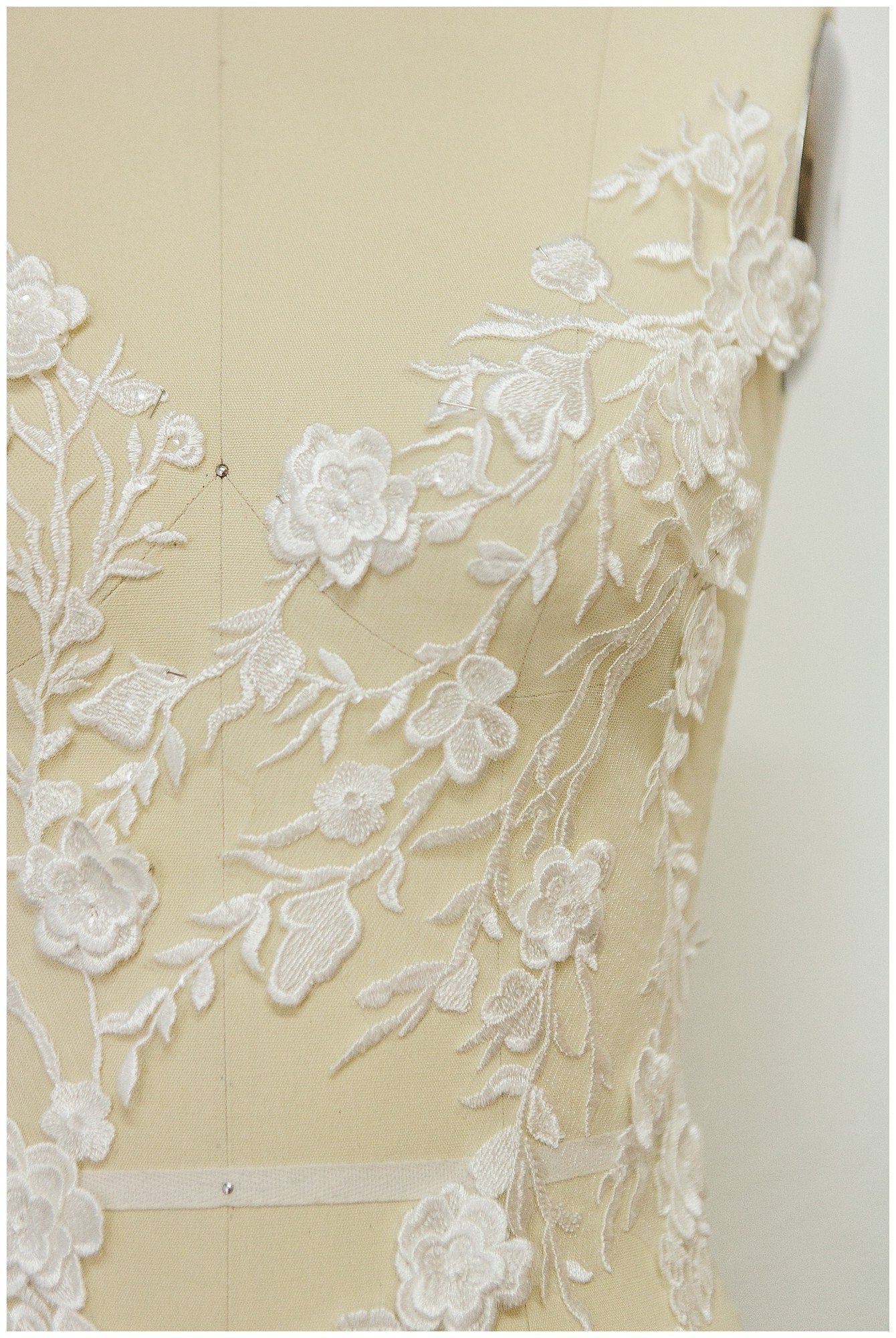 Hochzeitskleid Spitzenapplikation mit Zweigen und 3D Blumen, Spitzenblume für Hochzeitskleid, Brautspitze Applikation// A17-153