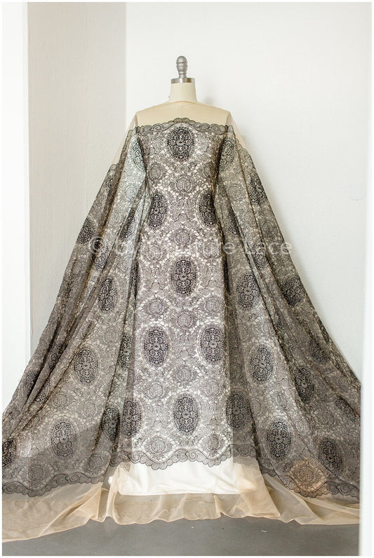 Zarte schwarze verzierte Spitze / bestickte schwarze Spitze / komplizierte Spitze / verschnörkelter Spitzenstoff / verziertes Spitzenmuster / / L19-223