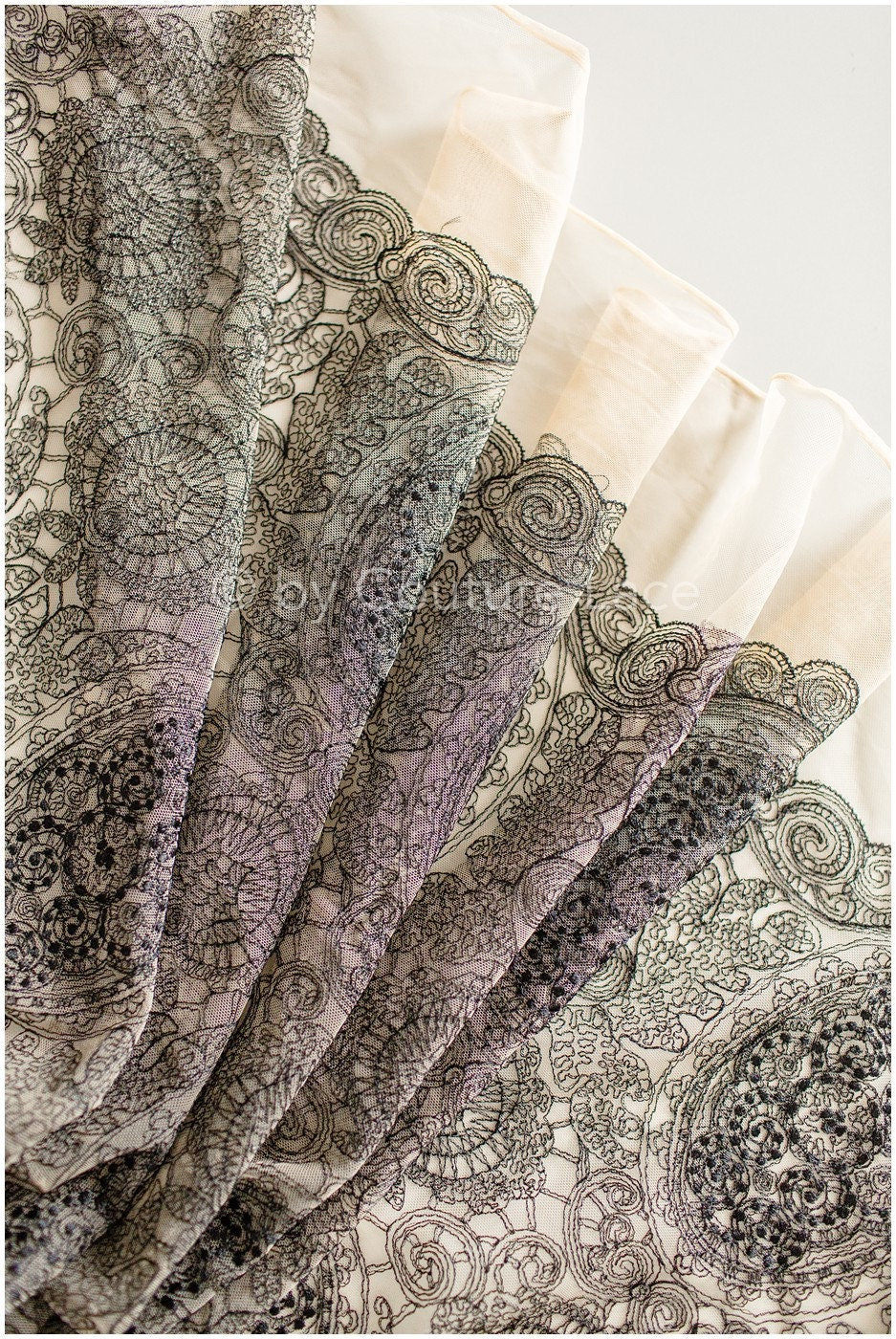 Zarte schwarze verzierte Spitze / bestickte schwarze Spitze / komplizierte Spitze / verschnörkelter Spitzenstoff / verziertes Spitzenmuster / / L19-223