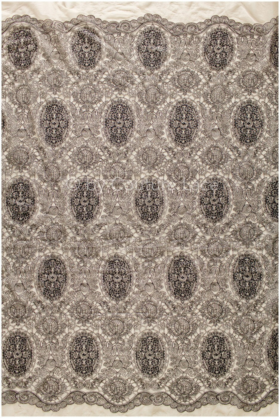 Zarte schwarze verzierte Spitze / bestickte schwarze Spitze / komplizierte Spitze / verschnörkelter Spitzenstoff / verziertes Spitzenmuster / / L19-223