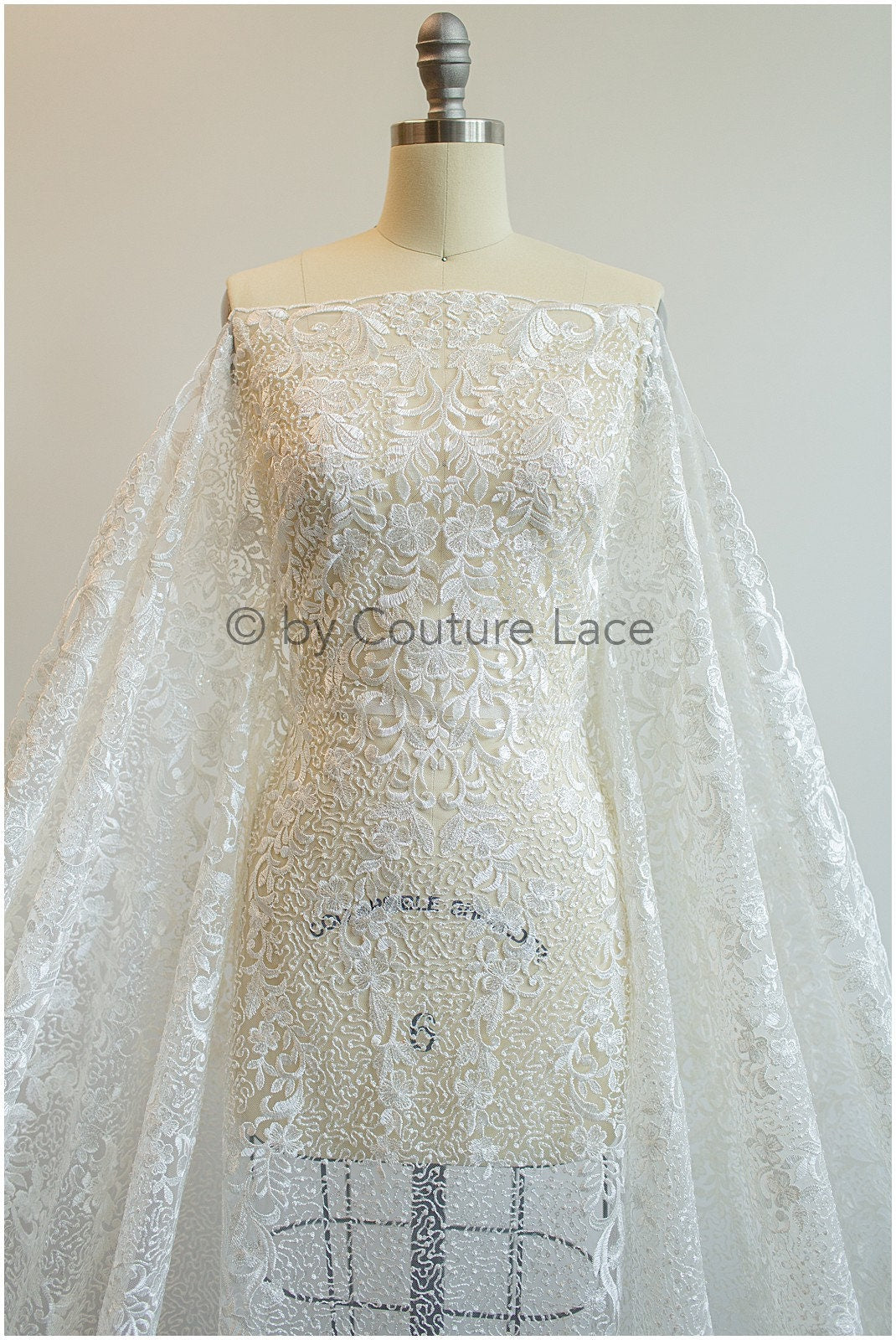 schwerer bestickter Spitzenstoff mit Perlen/ Hochzeitsspitze/ Paillettenspitze/ Brautspitze/ Couture Lace - Alencon Lace Stoff// L17-012