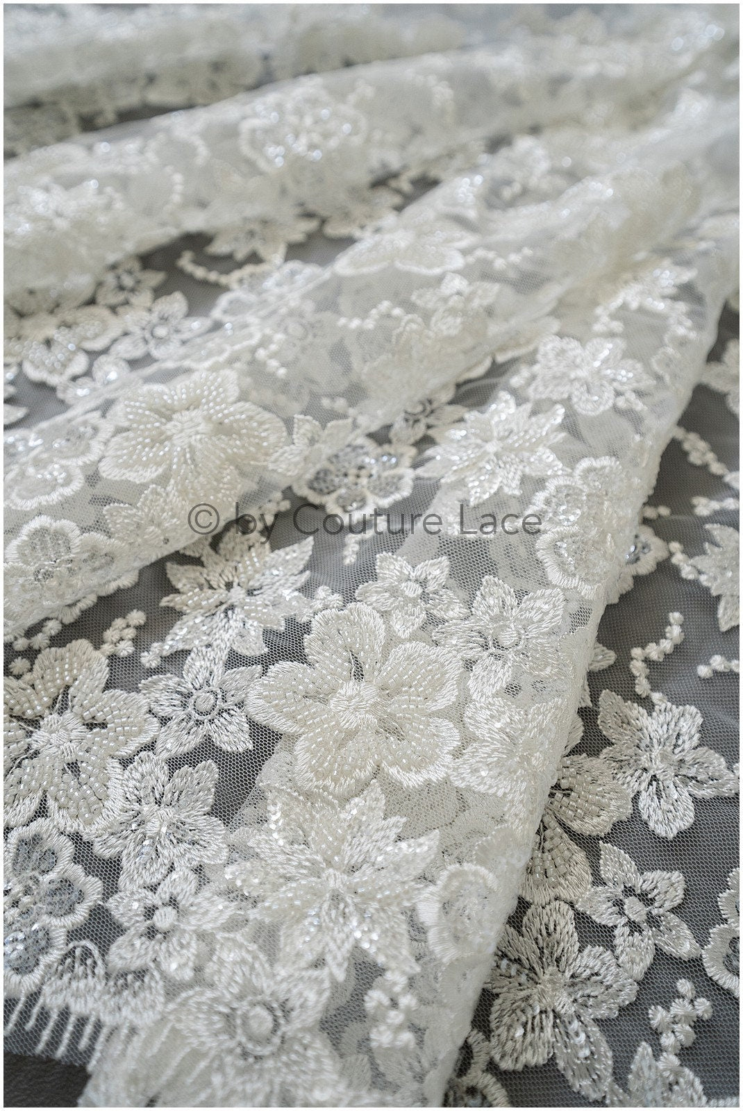 Schwerer Perlen Spitzenstoff/ Brautspitze Off-White/ Hochzeitskleid Spitze mit Perlen/ Perlenblüten Stoff/ glänzende Spitze// L19-283