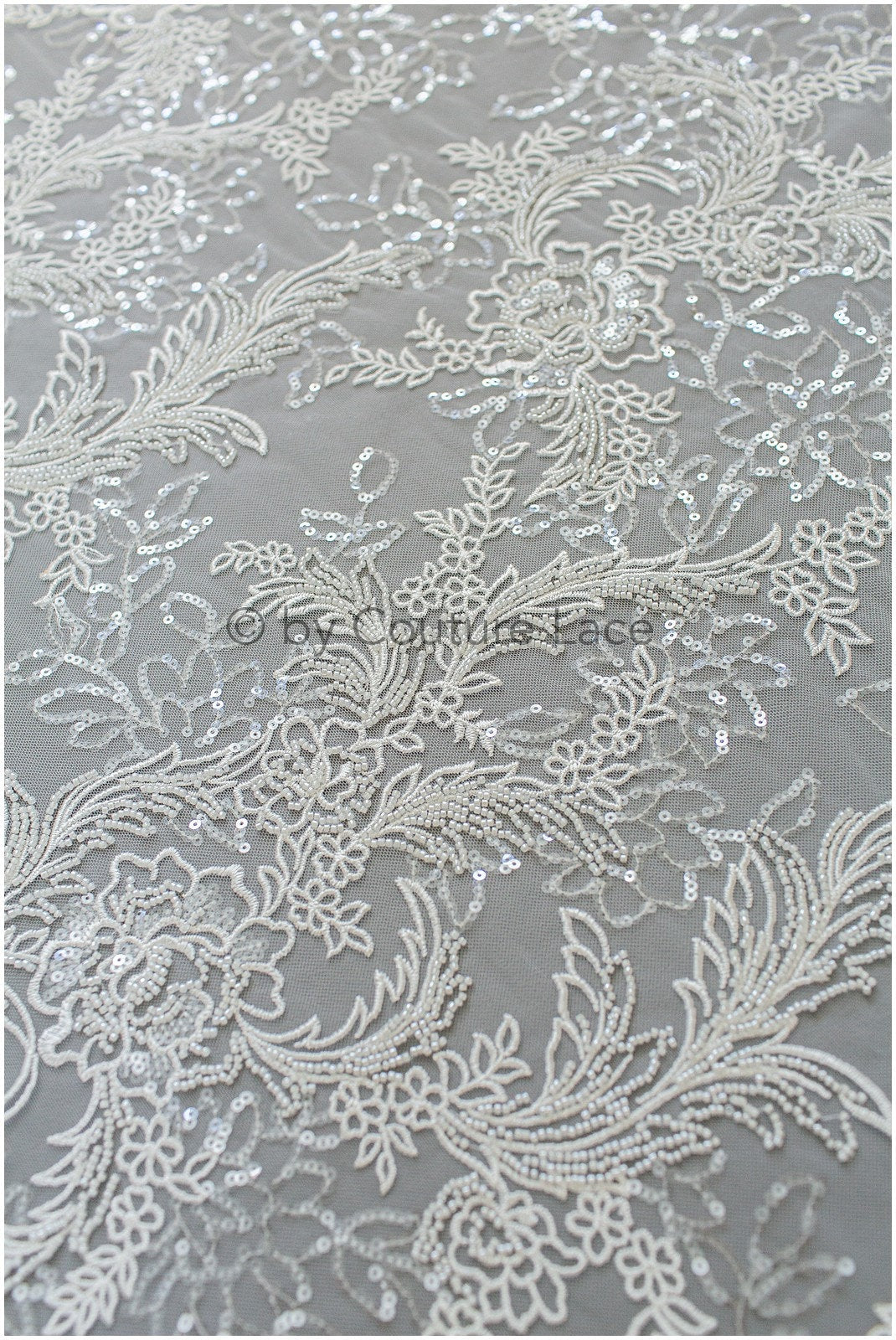 Wunderschöner Perlenblüten Spitzenstoff Off-White/ Perlen Brautspitze/ Hochzeitskleid Spitze mit Perlen/ glänzende Spitze// L19-278