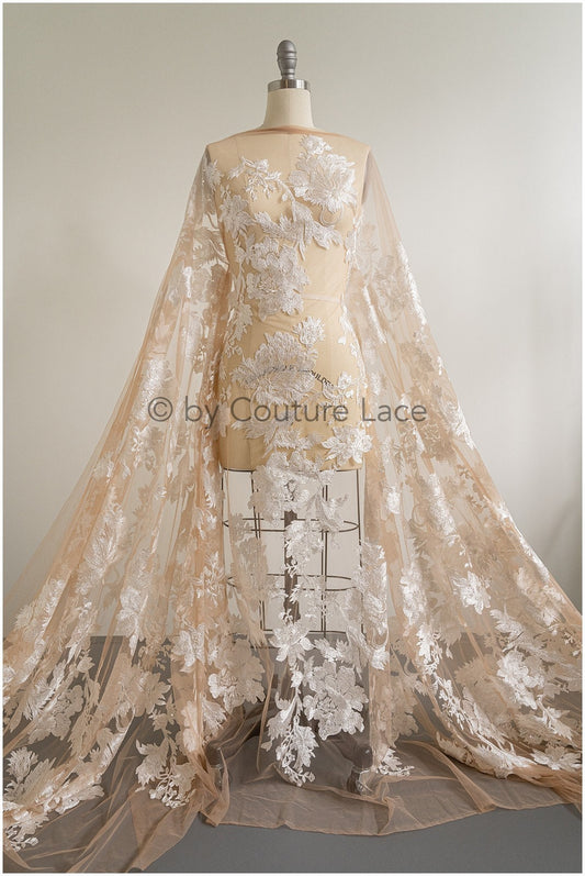 Tela de encaje floral sobre tul color piel / Encaje con motivo de hojas y lentejuelas / Encaje nupcial sobre malla nude / Encaje floral sobre tul nude / L19-296