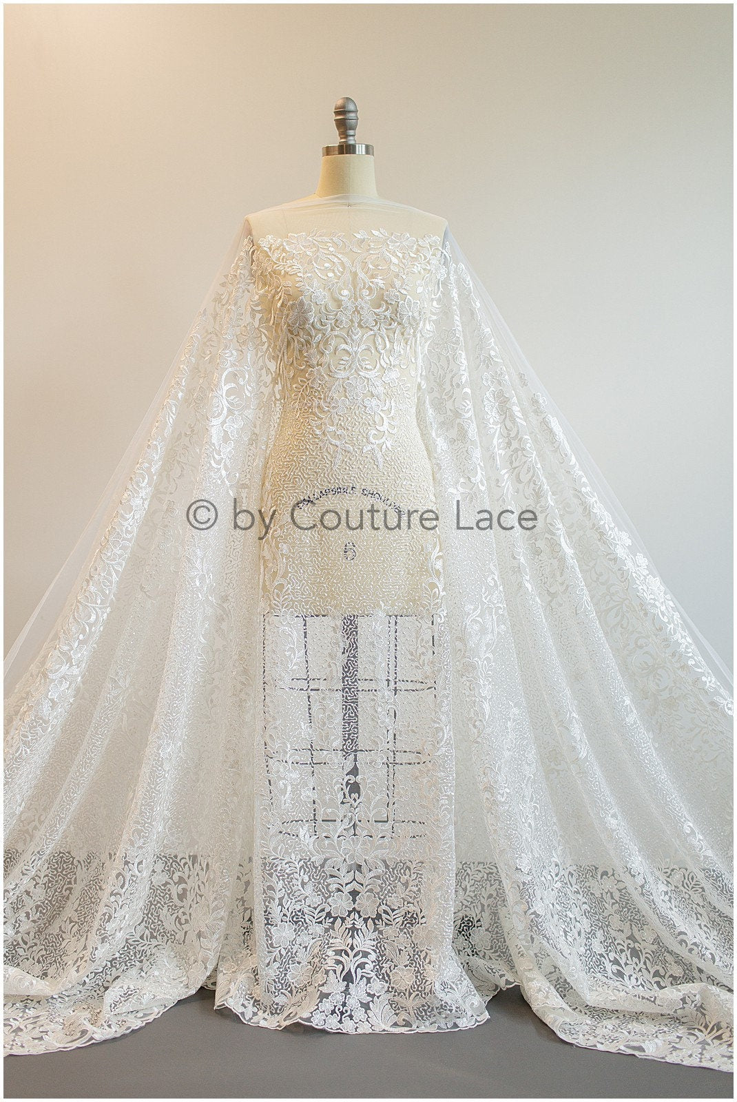 schwerer bestickter Spitzenstoff mit Perlen/ Hochzeitsspitze/ Paillettenspitze/ Brautspitze/ Couture Lace - Alencon Lace Stoff// L17-012