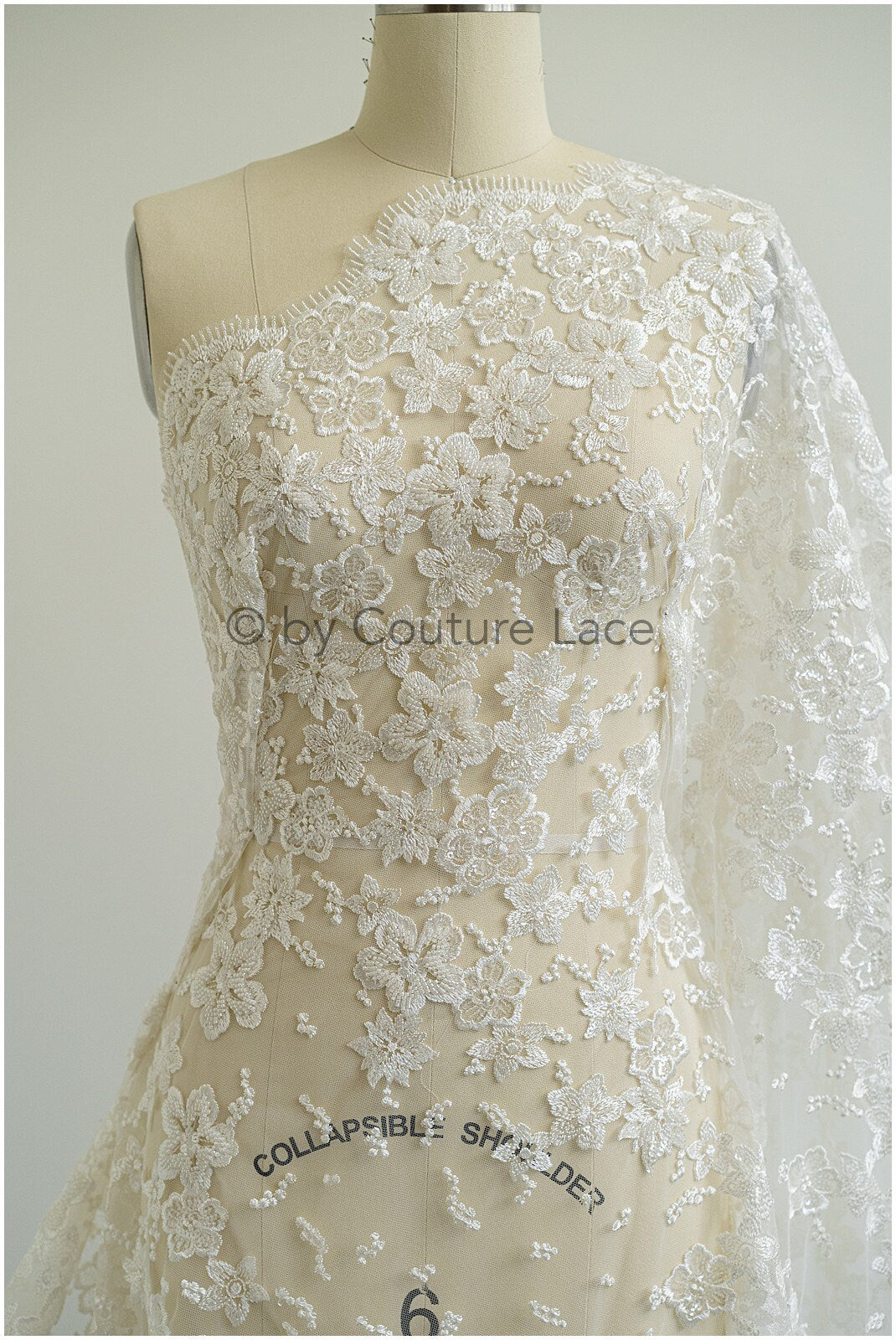 Schwerer Perlen Spitzenstoff/ Brautspitze Off-White/ Hochzeitskleid Spitze mit Perlen/ Perlenblüten Stoff/ glänzende Spitze// L19-283